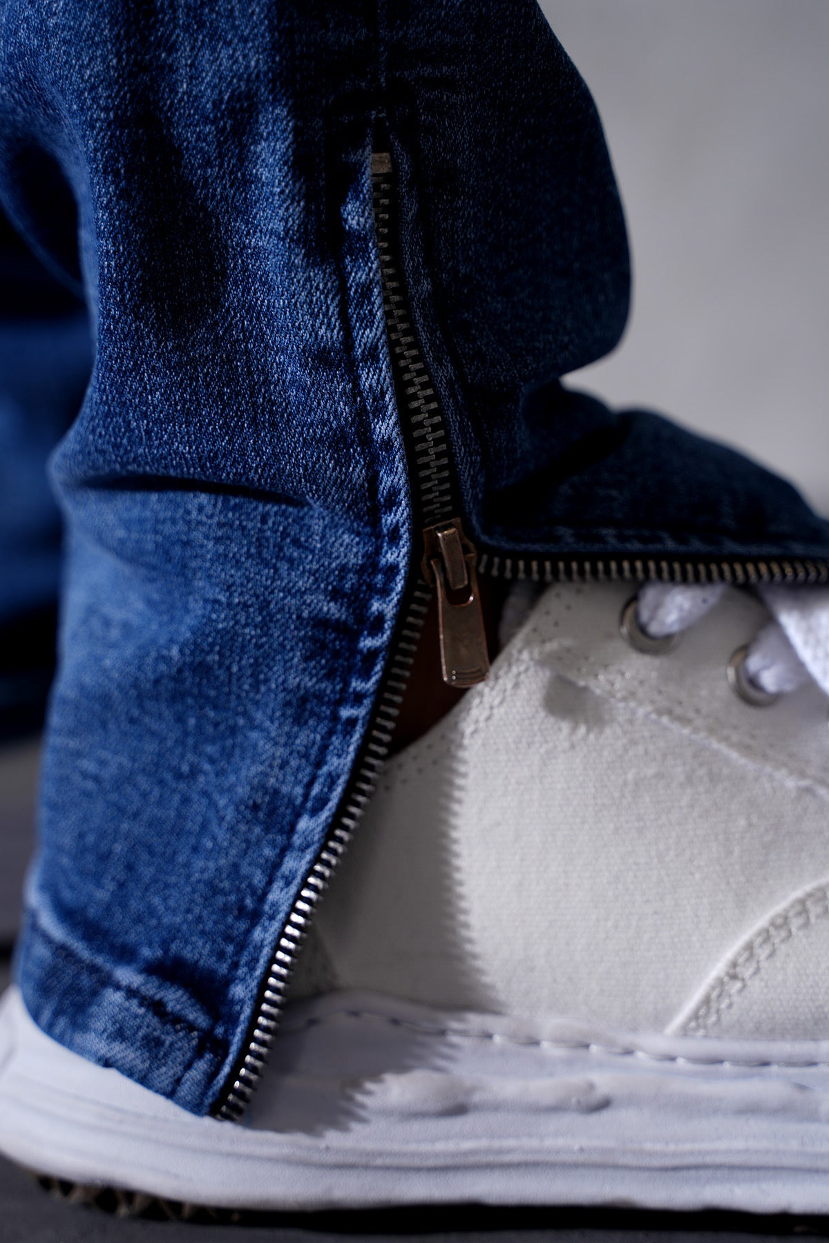 THE IKAO ZIPPED DENIM