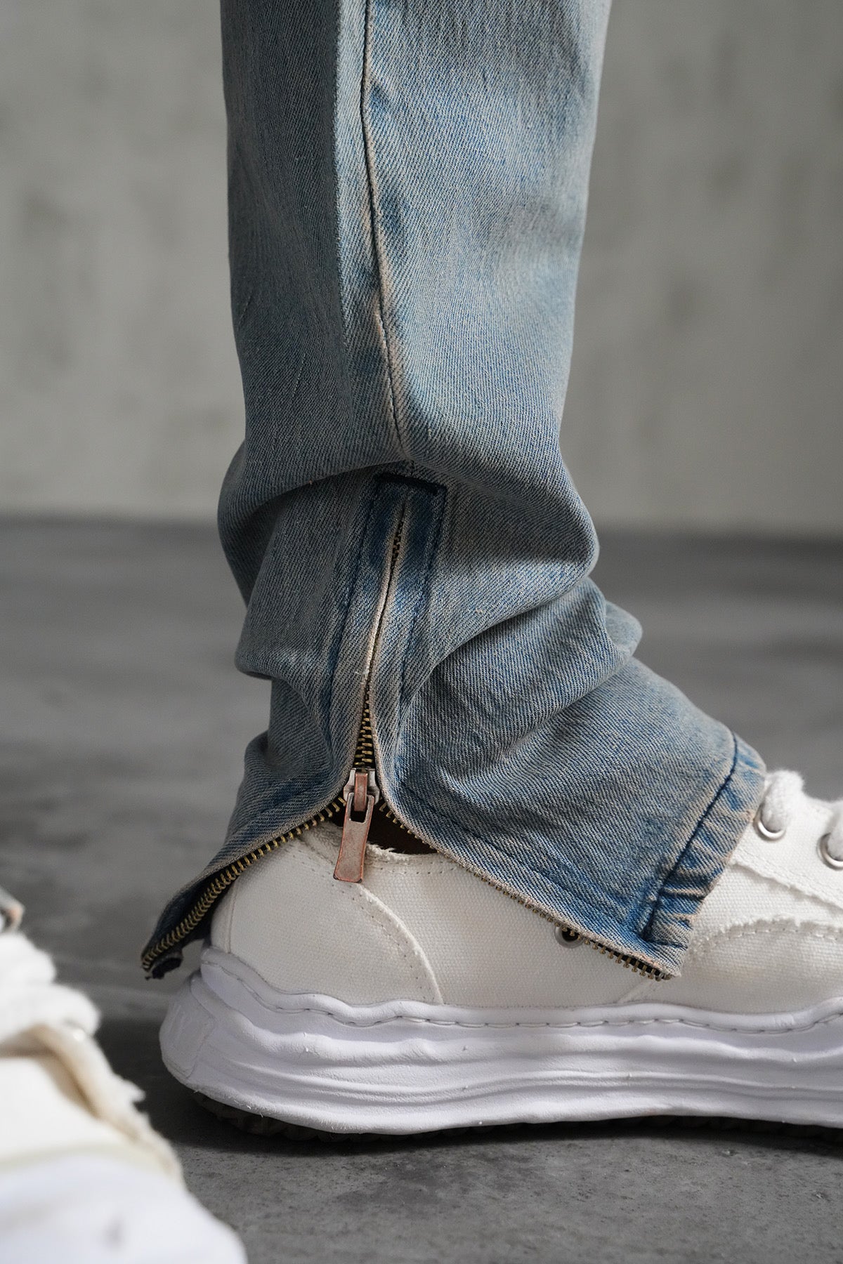 THE IKAO ZIPPED DENIM