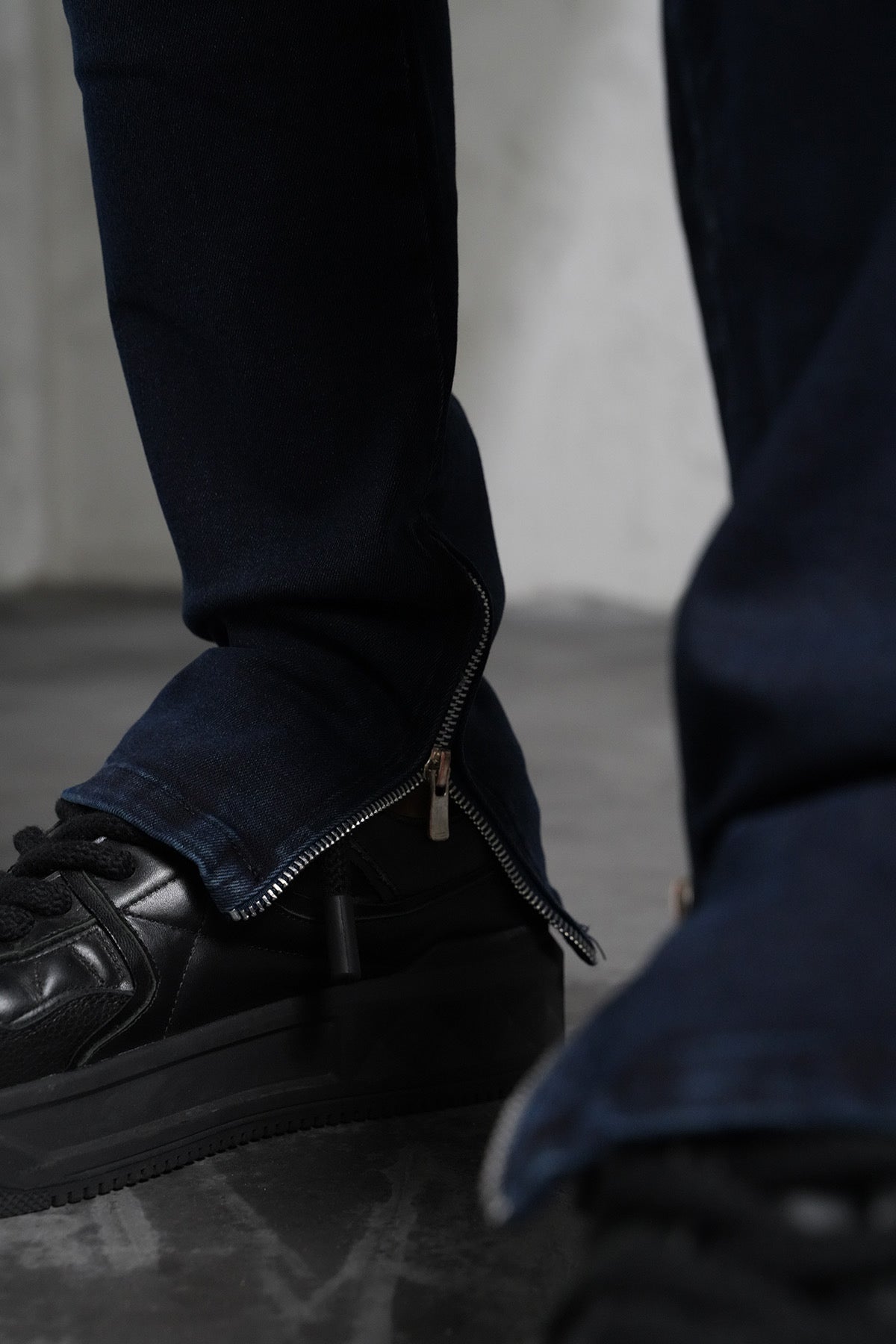 THE IKAO ZIPPED DENIM