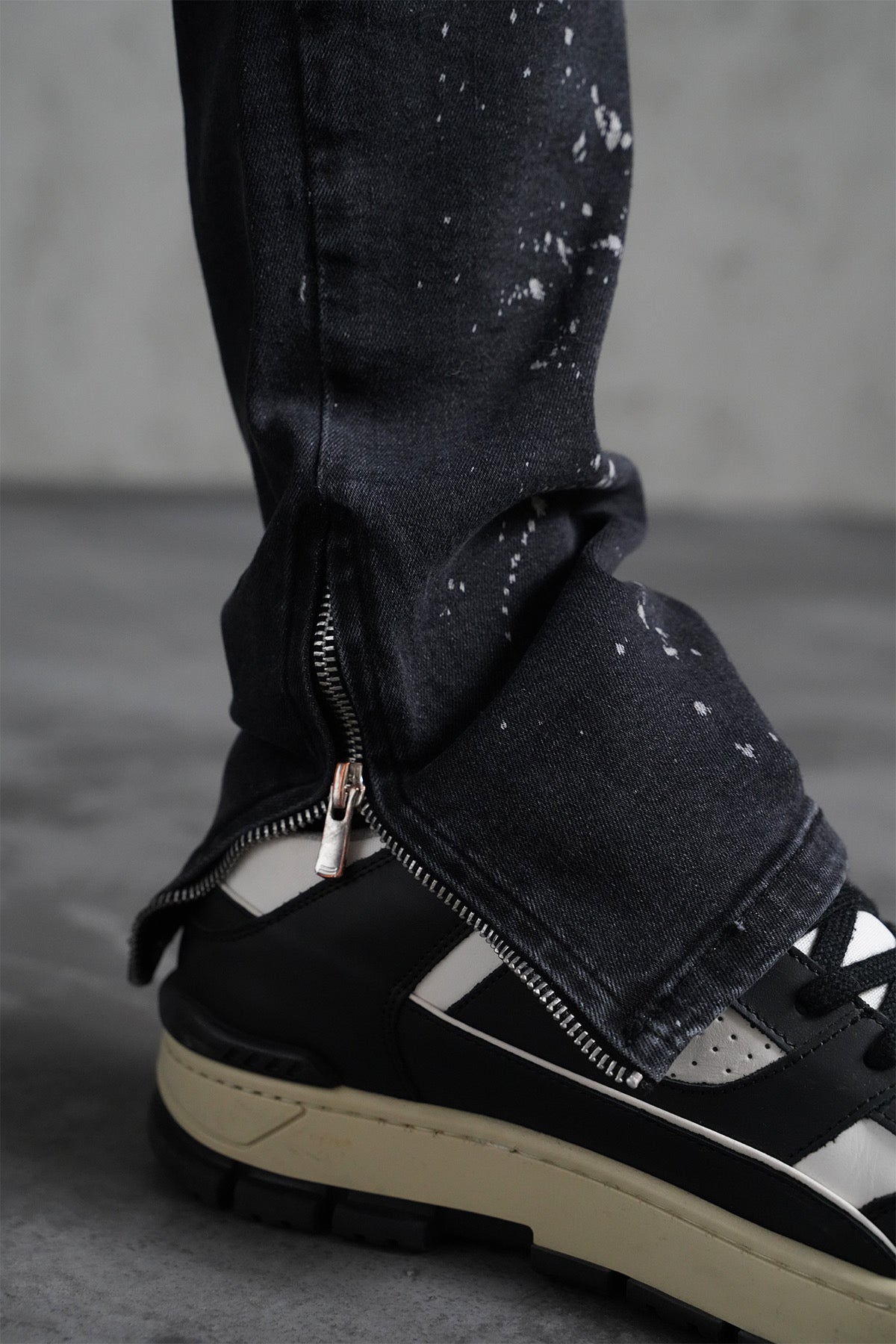 THE IKAO ZIPPED DENIM