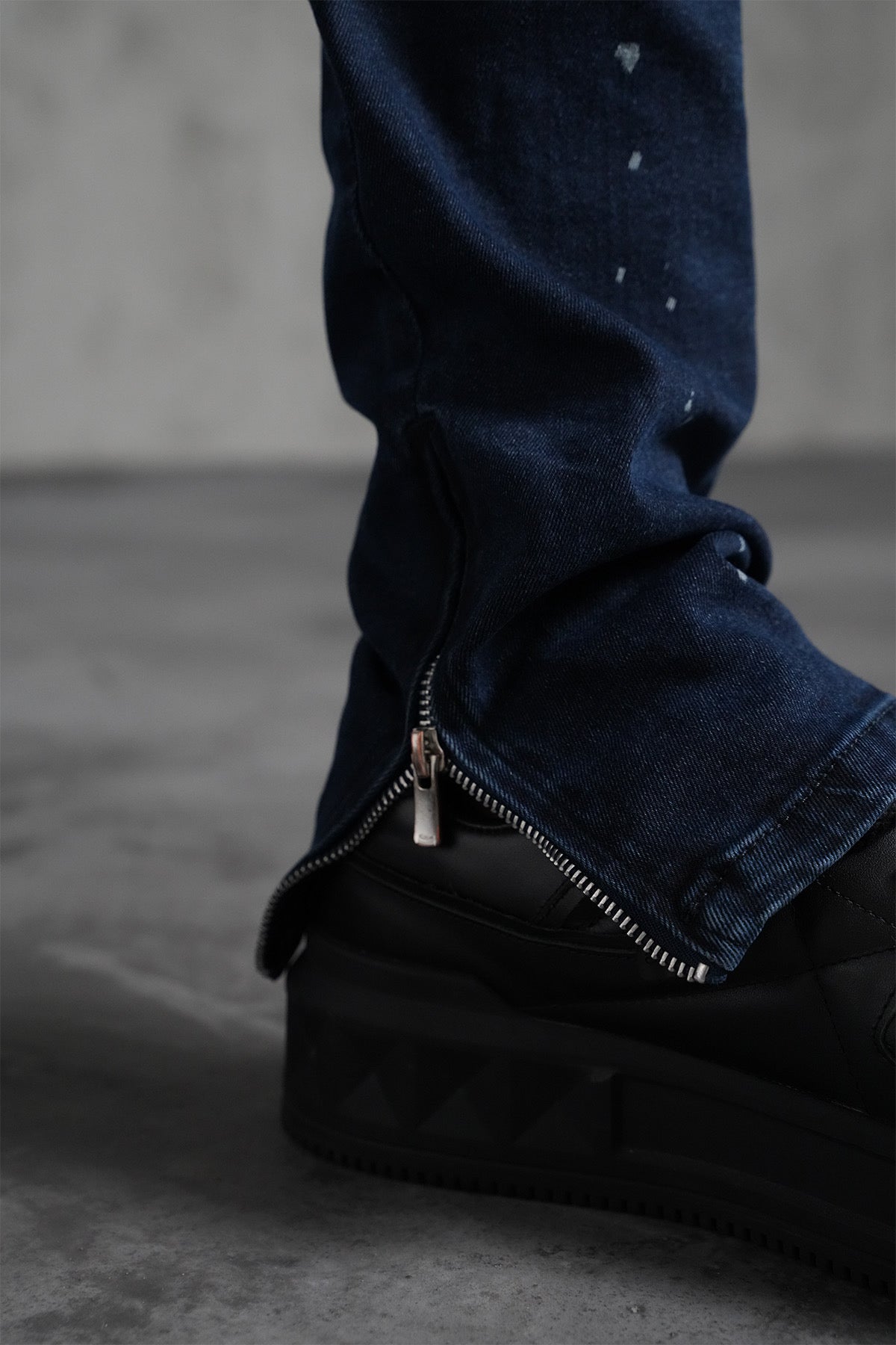THE IKAO ZIPPED DENIM