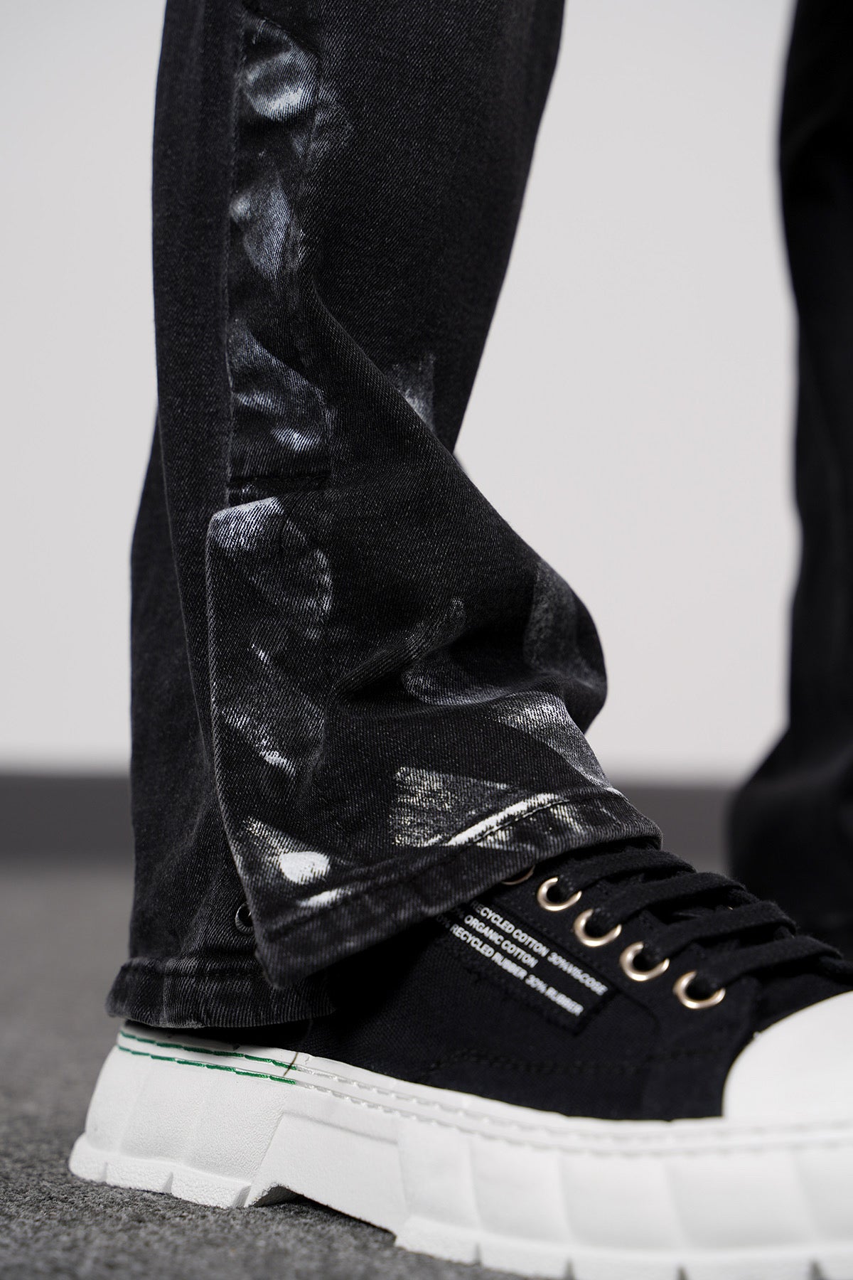 THE DRAMMEN FLARED JEANS - TRAVELER